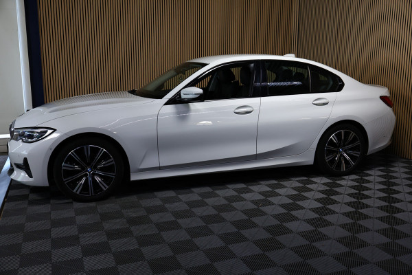 BMW 3 Serie 318i Business Edition AVM SPORTLEDER NAVI CARPLAY DIGI DASH '21