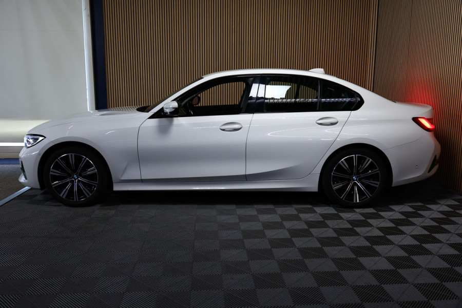 BMW 3 Serie 318i Business Edition AVM SPORTLEDER NAVI CARPLAY DIGI DASH '21