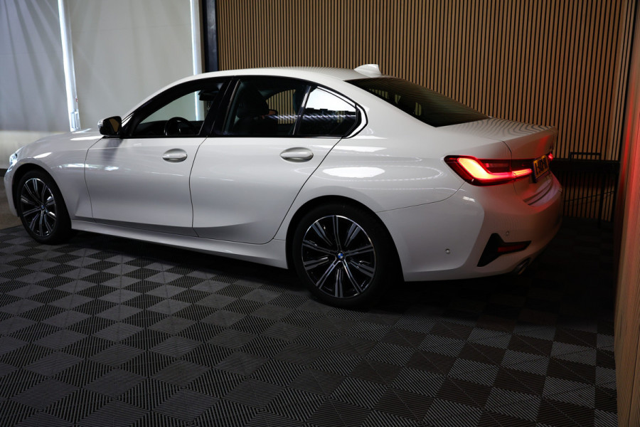 BMW 3 Serie 318i Business Edition AVM SPORTLEDER NAVI CARPLAY DIGI DASH '21