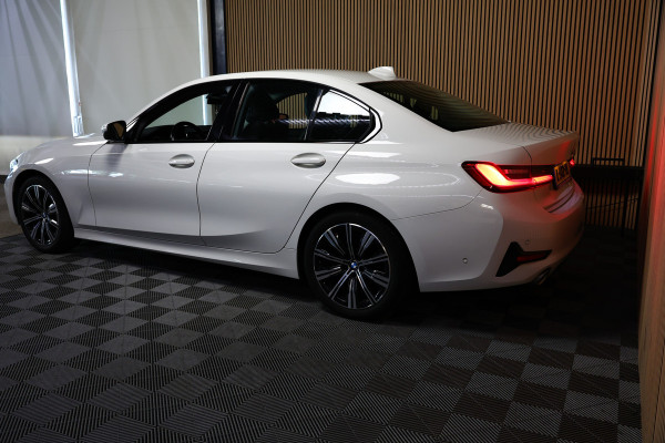 BMW 3 Serie 318i Business Edition AVM SPORTLEDER NAVI CARPLAY DIGI DASH '21