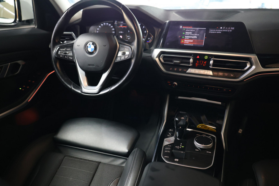 BMW 3 Serie 318i Business Edition AVM SPORTLEDER NAVI CARPLAY DIGI DASH '21