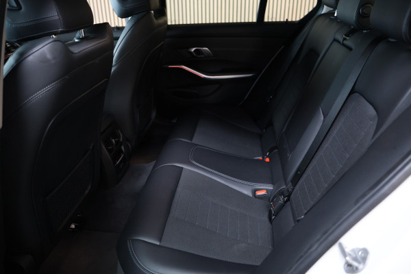 BMW 3 Serie 318i Business Edition AVM SPORTLEDER NAVI CARPLAY DIGI DASH '21