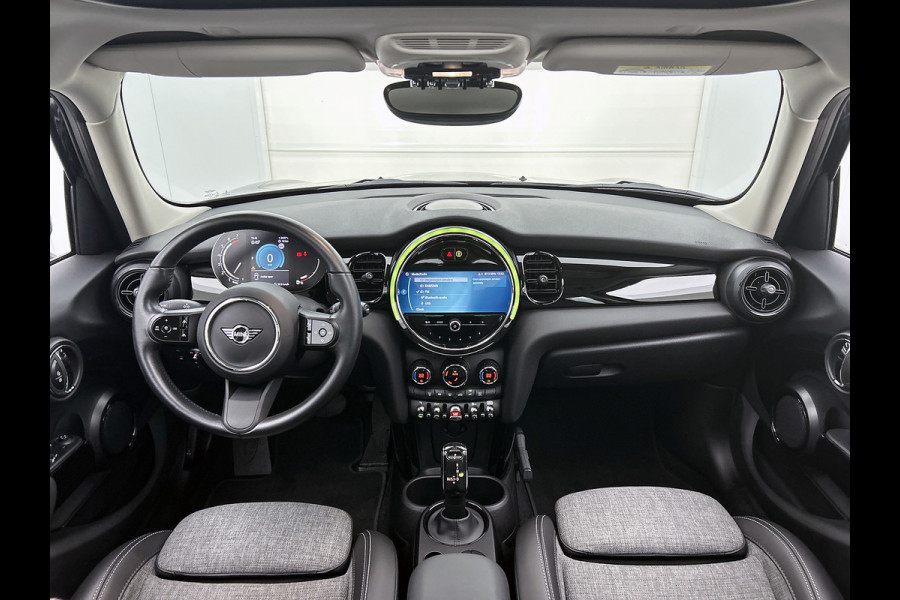 MINI 5-deurs 1.5 Cooper Classic (NL-auto, 1e Eig, Dealer OnderH, Panorama, Carplay, Navi Prof, Sportstoel, ParkeerS, Climate, Etc)
