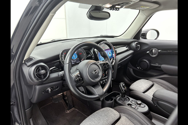 MINI 5-deurs 1.5 Cooper Classic (NL-auto, 1e Eig, Dealer OnderH, Panorama, Carplay, Navi Prof, Sportstoel, ParkeerS, Climate, Etc)