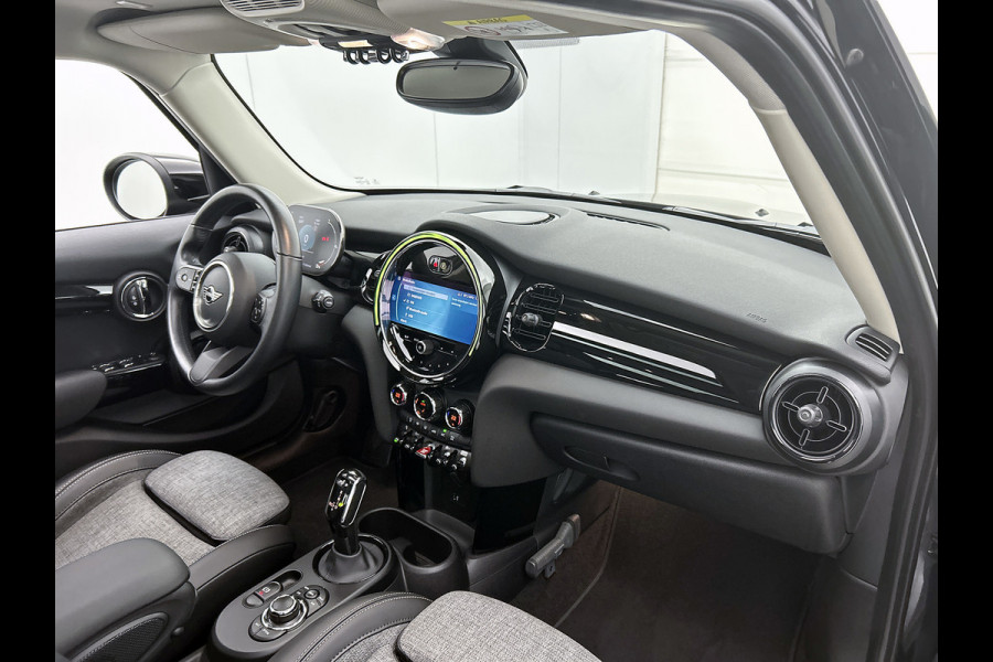 MINI 5-deurs 1.5 Cooper Classic (NL-auto, 1e Eig, Dealer OnderH, Panorama, Carplay, Navi Prof, Sportstoel, ParkeerS, Climate, Etc)