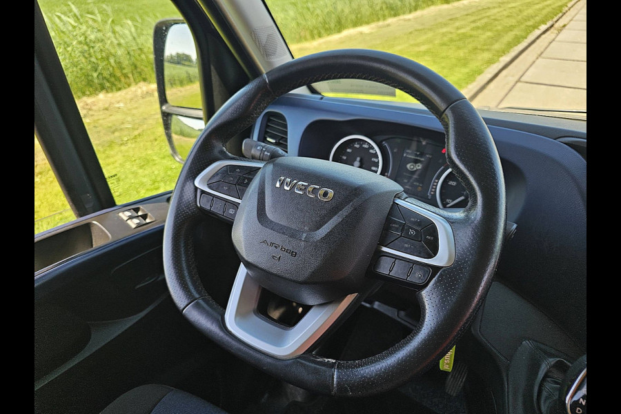 Iveco Daily 35S18HV 3.0 410 L4H2 3.0Ltr Automaat 180Pk 3.5T-Trekhaak Navi Euro6 LED 3-Zits
