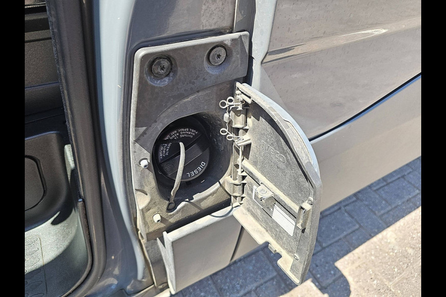 Iveco Daily 35S18HV 3.0 410 L4H2 3.0Ltr Automaat 180Pk 3.5T-Trekhaak Navi Euro6 LED 3-Zits