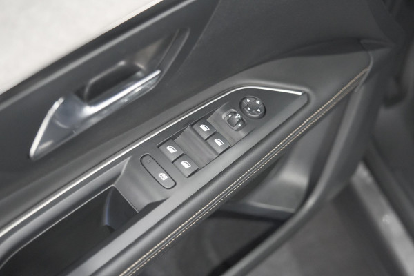 Peugeot 5008 PureTech 130 EAT8 GT | 7 Zitplaatsen | Schuif-/Kanteldak | Camera | Adaptieve Cruise Control
