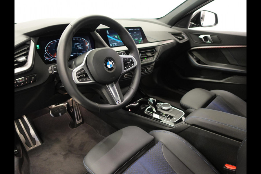BMW 1-serie 118i M-Sport Automaat Digitale Cockpit Climate control Stoel verwarming LED  Sfeer verlichting Lichtmetalen velgen Navigatie Apple carplay/ Android auto Parkeersensoren