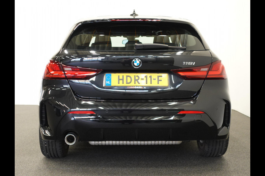BMW 1-serie 118i M-Sport Automaat Digitale Cockpit Climate control Stoel verwarming LED  Sfeer verlichting Lichtmetalen velgen Navigatie Apple carplay/ Android auto Parkeersensoren