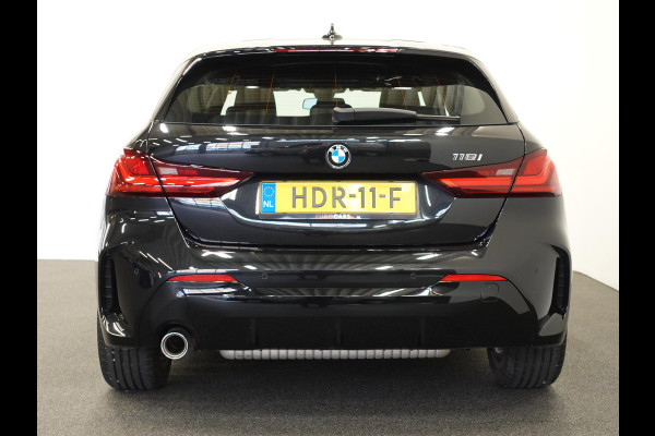 BMW 1-serie 118i M-Sport Automaat Digitale Cockpit Climate control Stoel verwarming LED  Sfeer verlichting Lichtmetalen velgen Navigatie Apple carplay/ Android auto Parkeersensoren