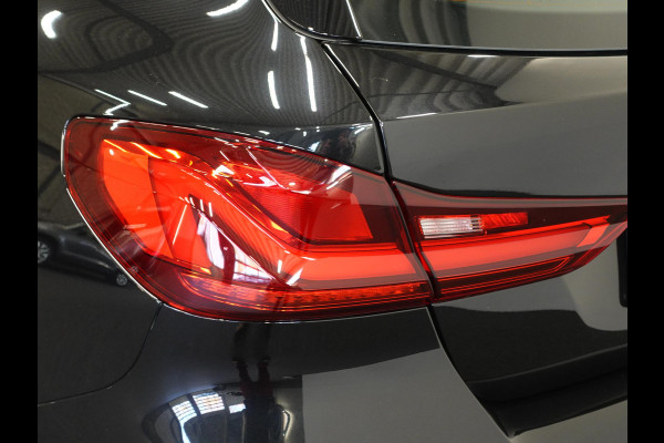 BMW 1-serie 118i M-Sport Automaat Digitale Cockpit Climate control Stoel verwarming LED  Sfeer verlichting Lichtmetalen velgen Navigatie Apple carplay/ Android auto Parkeersensoren
