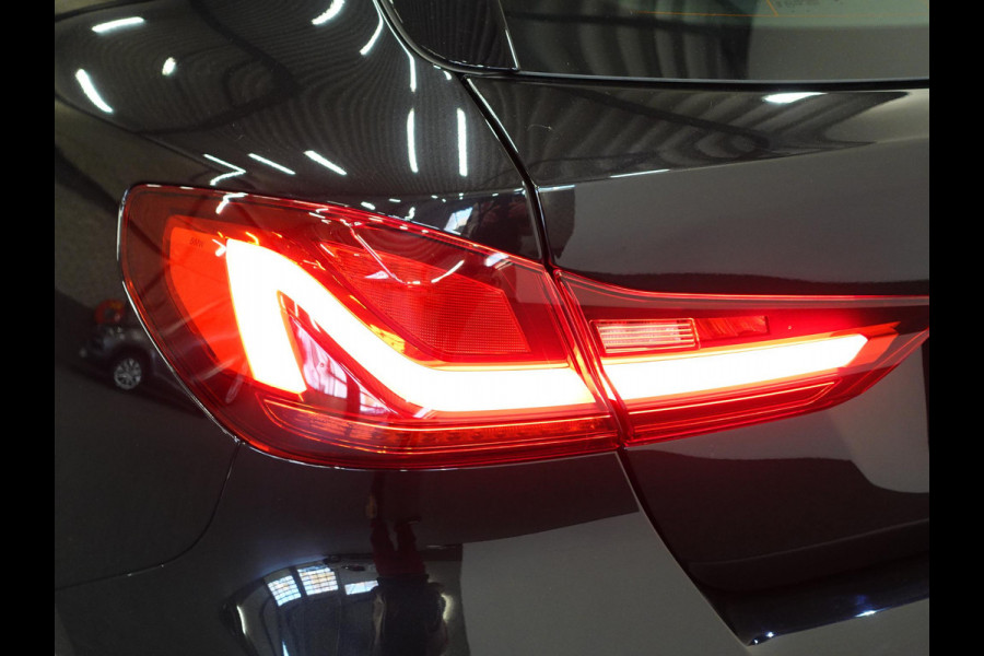 BMW 1-serie 118i M-Sport Automaat Digitale Cockpit Climate control Stoel verwarming LED  Sfeer verlichting Lichtmetalen velgen Navigatie Apple carplay/ Android auto Parkeersensoren