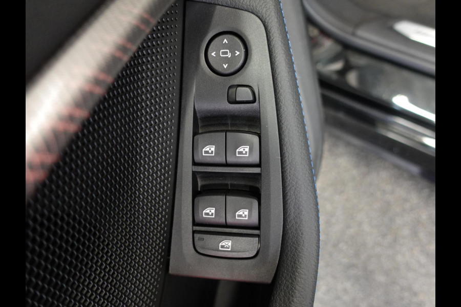 BMW 1-serie 118i M-Sport Automaat Digitale Cockpit Climate control Stoel verwarming LED  Sfeer verlichting Lichtmetalen velgen Navigatie Apple carplay/ Android auto Parkeersensoren