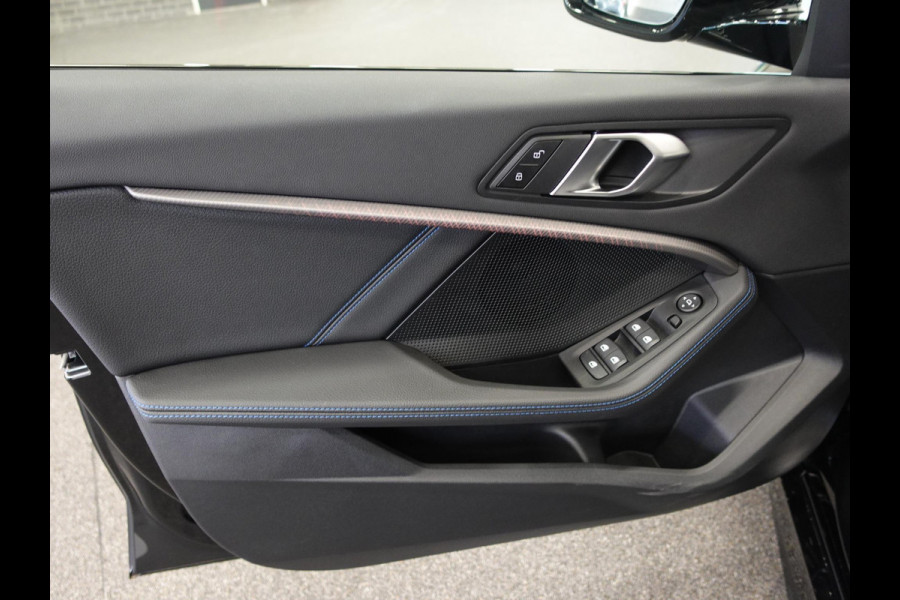 BMW 1-serie 118i M-Sport Automaat Digitale Cockpit Climate control Stoel verwarming LED  Sfeer verlichting Lichtmetalen velgen Navigatie Apple carplay/ Android auto Parkeersensoren