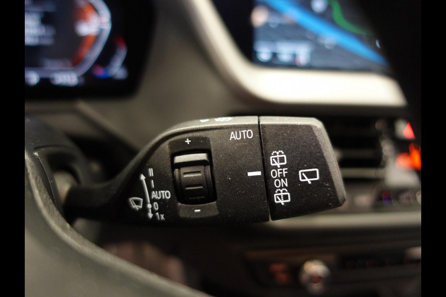 BMW 1-serie 118i M-Sport Automaat Digitale Cockpit Climate control Stoel verwarming LED  Sfeer verlichting Lichtmetalen velgen Navigatie Apple carplay/ Android auto Parkeersensoren