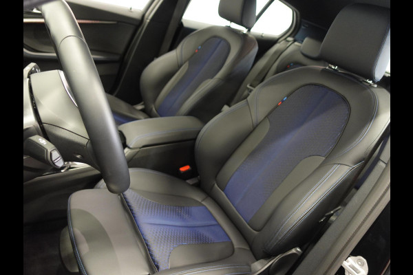 BMW 1-serie 118i M-Sport Automaat Digitale Cockpit Climate control Stoel verwarming LED  Sfeer verlichting Lichtmetalen velgen Navigatie Apple carplay/ Android auto Parkeersensoren