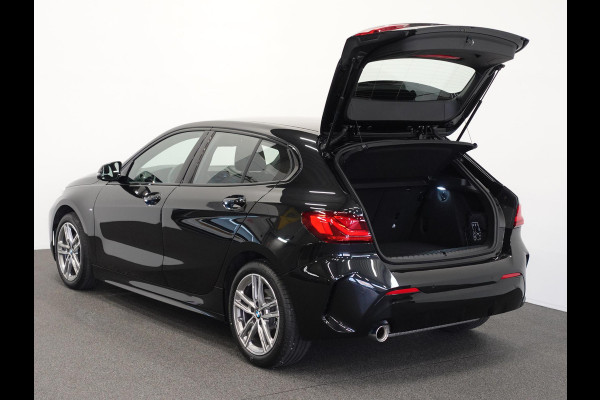 BMW 1-serie 118i M-Sport Automaat Digitale Cockpit Climate control Stoel verwarming LED  Sfeer verlichting Lichtmetalen velgen Navigatie Apple carplay/ Android auto Parkeersensoren