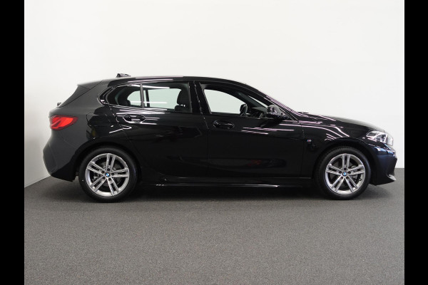 BMW 1-serie 118i M-Sport Automaat Digitale Cockpit Climate control Stoel verwarming LED  Sfeer verlichting Lichtmetalen velgen Navigatie Apple carplay/ Android auto Parkeersensoren