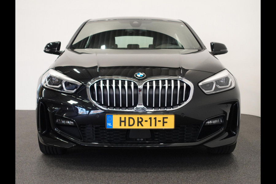 BMW 1-serie 118i M-Sport Automaat Digitale Cockpit Climate control Stoel verwarming LED  Sfeer verlichting Lichtmetalen velgen Navigatie Apple carplay/ Android auto Parkeersensoren