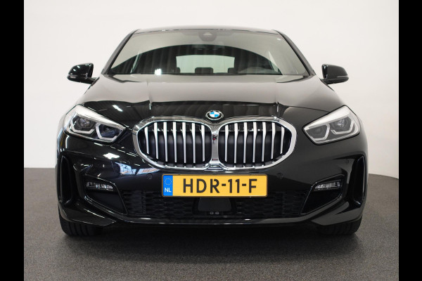 BMW 1-serie 118i M-Sport Automaat Digitale Cockpit Climate control Stoel verwarming LED  Sfeer verlichting Lichtmetalen velgen Navigatie Apple carplay/ Android auto Parkeersensoren
