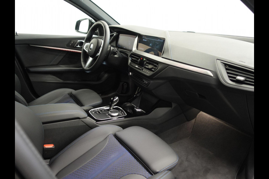 BMW 1-serie 118i M-Sport Automaat Digitale Cockpit Climate control Stoel verwarming LED  Sfeer verlichting Lichtmetalen velgen Navigatie Apple carplay/ Android auto Parkeersensoren