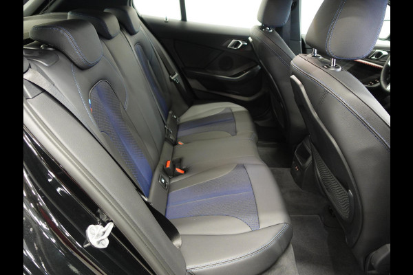 BMW 1-serie 118i M-Sport Automaat Digitale Cockpit Climate control Stoel verwarming LED  Sfeer verlichting Lichtmetalen velgen Navigatie Apple carplay/ Android auto Parkeersensoren