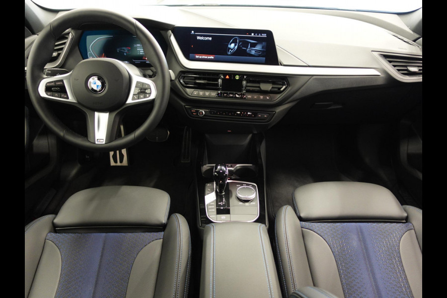 BMW 1-serie 118i M-Sport Automaat Digitale Cockpit Climate control Stoel verwarming LED  Sfeer verlichting Lichtmetalen velgen Navigatie Apple carplay/ Android auto Parkeersensoren