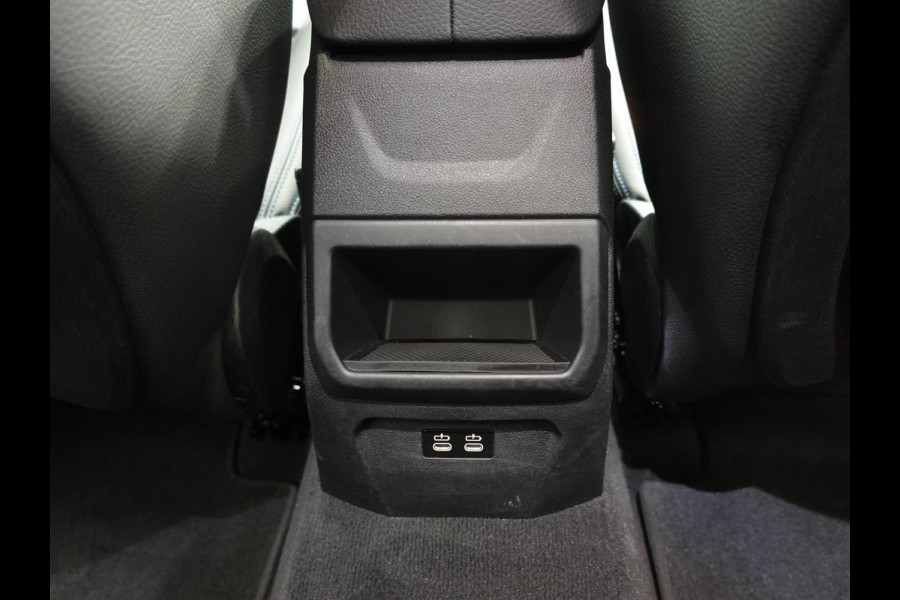 BMW 1-serie 118i M-Sport Automaat Digitale Cockpit Climate control Stoel verwarming LED  Sfeer verlichting Lichtmetalen velgen Navigatie Apple carplay/ Android auto Parkeersensoren
