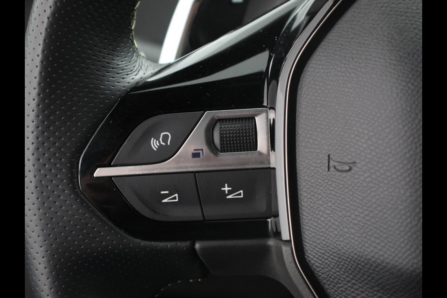 Peugeot 2008 1.2 PureTech 130pk Automaat GT Climate Control Camera Achter Navigatie Apple Carplay / Android auto Digitale Cockpit Velgen 17 inch
