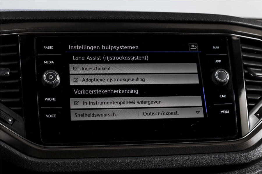 Volkswagen T-Roc 1.5 TSI Style 150 PK | Adapt. Cruise | PDC | Camera | NAV + App. Connect | ECC | Elek. Klep | LM 17" |