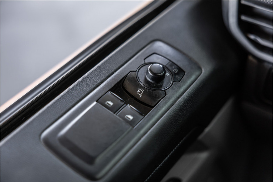 Ford Transit Custom 320 2.0 TDCI L2H1 | ACC | Blind Spot | CarPlay | Navigatie | Camera | Stoelverwarming | Trekhaak | Lederen bekleding