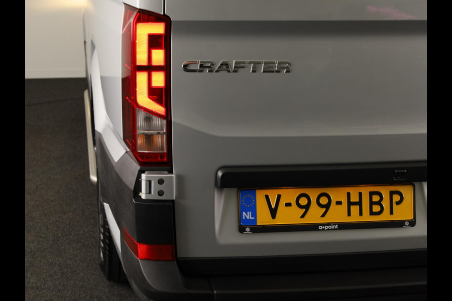 Volkswagen Crafter 35 2.0 TDI L3H3 Highline EURO VI 140 pk | Verlengde garantie | Navigatie | Dode hoek detentie | Trekhaak | Verwarmde voorruit