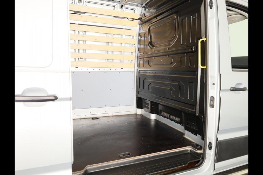 Volkswagen Crafter 35 2.0 TDI L3H3 Highline EURO VI 140 pk | Verlengde garantie | Navigatie | Dode hoek detentie | Trekhaak | Verwarmde voorruit
