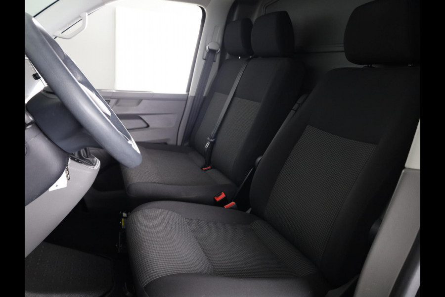 Volkswagen Transporter 2.0 TDI L2H3 28 Comfortline 150 pk Automaat | Navigatie | Trekhaak | Parkeersensoren achter | Achteruitrijcamera | Cruise control | Apple Carplay/Android Auto |