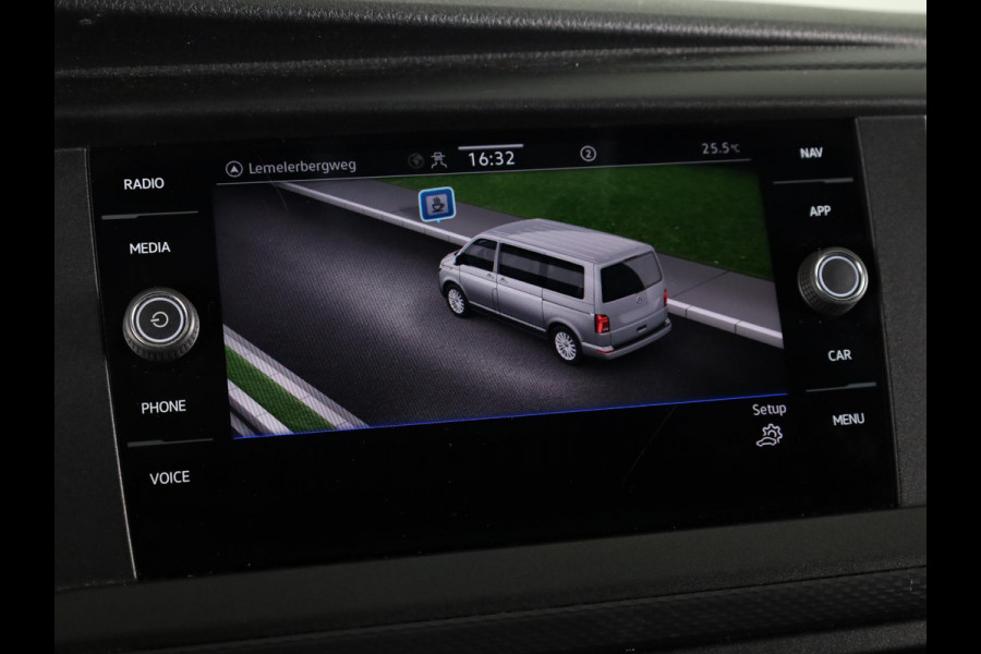 Volkswagen Transporter 2.0 TDI L2H3 28 Comfortline 150 pk Automaat | Navigatie | Trekhaak | Parkeersensoren achter | Achteruitrijcamera | Cruise control | Apple Carplay/Android Auto |