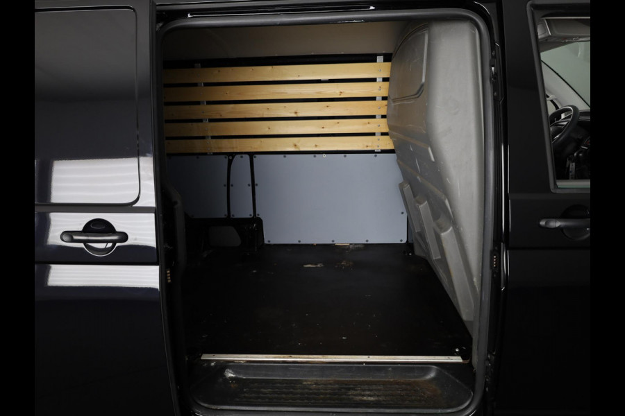 Volkswagen Transporter 2.0 TDI L2H3 28 Comfortline 150 pk Automaat | Navigatie | Trekhaak | Parkeersensoren achter | Achteruitrijcamera | Cruise control | Apple Carplay/Android Auto |
