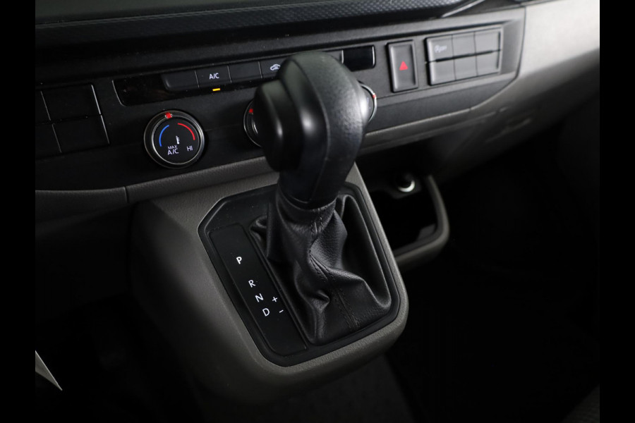 Volkswagen Transporter 2.0 TDI L2H3 28 Comfortline 150 pk Automaat | Navigatie | Trekhaak | Parkeersensoren achter | Achteruitrijcamera | Cruise control | Apple Carplay/Android Auto |