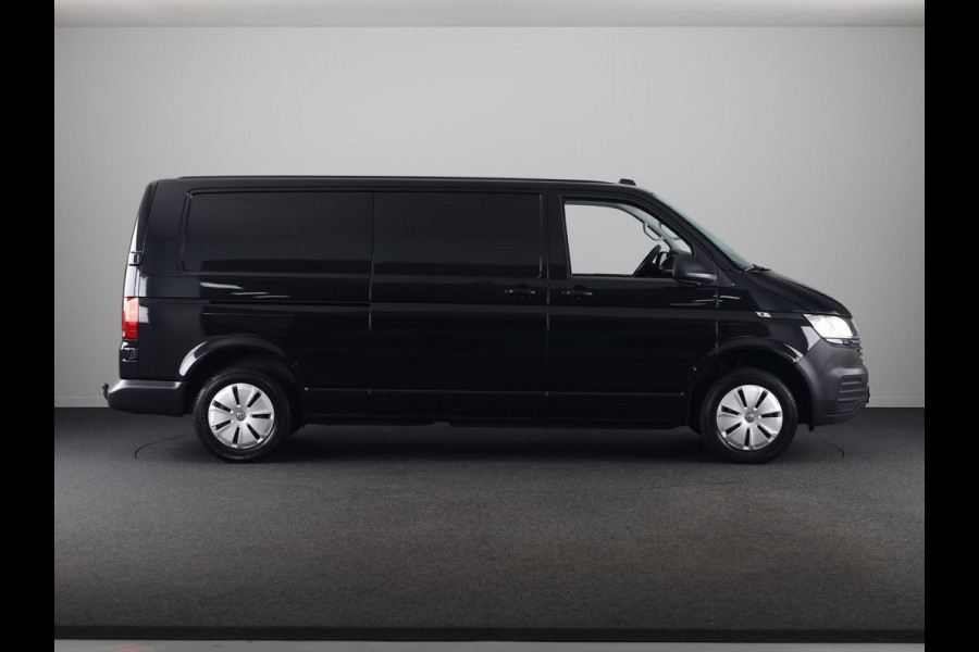 Volkswagen Transporter 2.0 TDI L2H3 28 Comfortline 150 pk Automaat | Navigatie | Trekhaak | Parkeersensoren achter | Achteruitrijcamera | Cruise control | Apple Carplay/Android Auto |