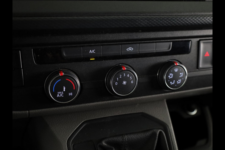 Volkswagen Transporter 2.0 TDI L2H3 28 Comfortline 150 pk Automaat | Navigatie | Trekhaak | Parkeersensoren achter | Achteruitrijcamera | Cruise control | Apple Carplay/Android Auto |