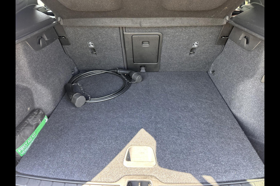Volvo XC40 Recharge P8 AWD R-Design | SOH: 94,9% | Semi Elektr. Trekhaak | Dealer Onderhouden | Camera | Addaptive CC | Blindspot Detectie |