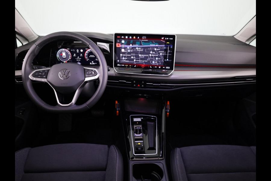 Volkswagen Golf 1.5 eHybrid Style Edition 204PK | Panoramadak | Wegklapbare trekhaak | Sportonderstel | Led matrix | Stoelverwarming | 18 Inch | Verlengde garantie