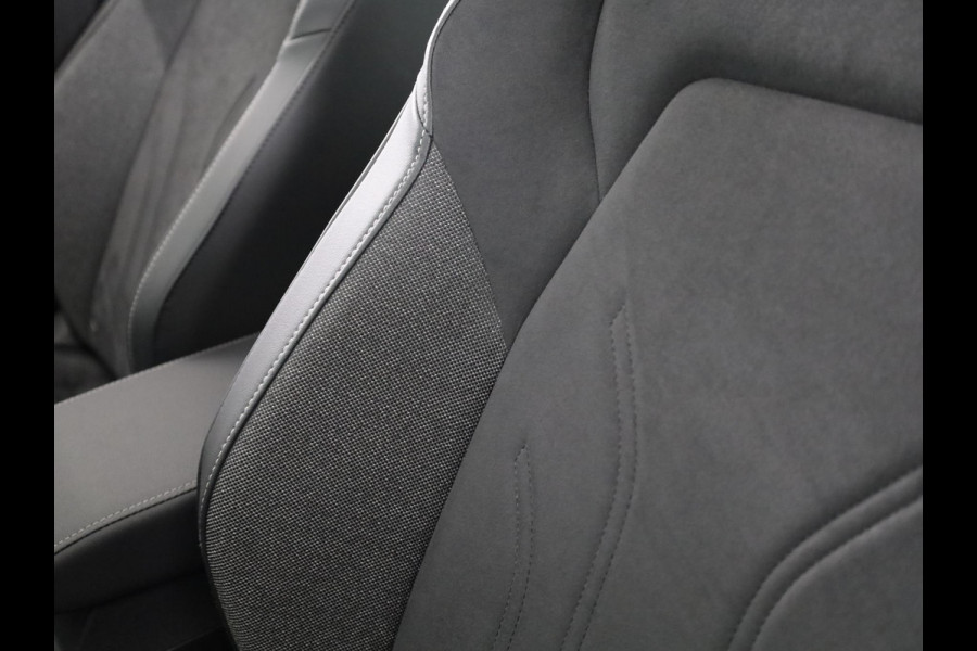 Volkswagen Golf 1.5 eHybrid Style Edition 204PK | Panoramadak | Wegklapbare trekhaak | Sportonderstel | Led matrix | Stoelverwarming | 18 Inch | Verlengde garantie