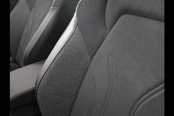 Volkswagen Golf 1.5 eHybrid Style Edition 204PK | Panoramadak | Wegklapbare trekhaak | Sportonderstel | Led matrix | Stoelverwarming | 18 Inch | Verlengde garantie