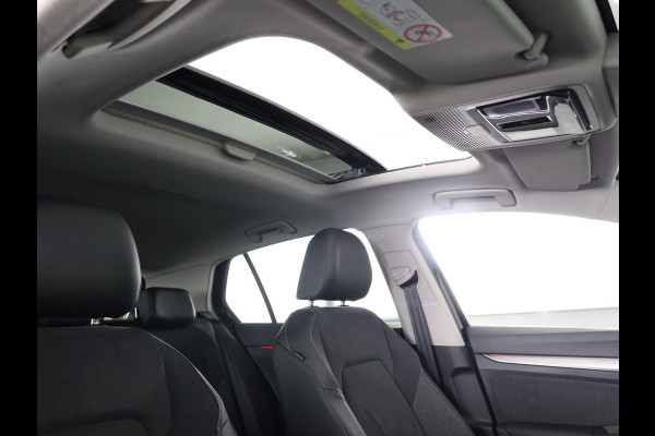 Volkswagen Golf 1.5 eHybrid Style Edition 204PK | Panoramadak | Wegklapbare trekhaak | Sportonderstel | Led matrix | Stoelverwarming | 18 Inch | Verlengde garantie