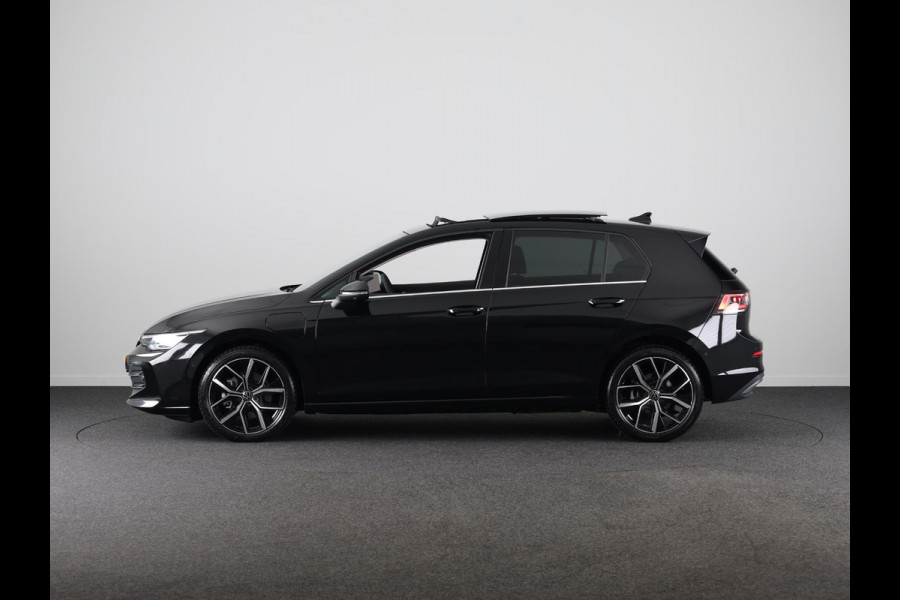 Volkswagen Golf 1.5 eHybrid Style Edition 204PK | Panoramadak | Wegklapbare trekhaak | Sportonderstel | Led matrix | Stoelverwarming | 18 Inch | Verlengde garantie