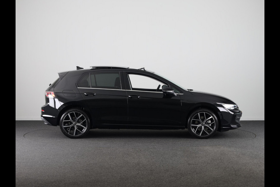 Volkswagen Golf 1.5 eHybrid Style Edition 204PK | Panoramadak | Wegklapbare trekhaak | Sportonderstel | Led matrix | Stoelverwarming | 18 Inch | Verlengde garantie