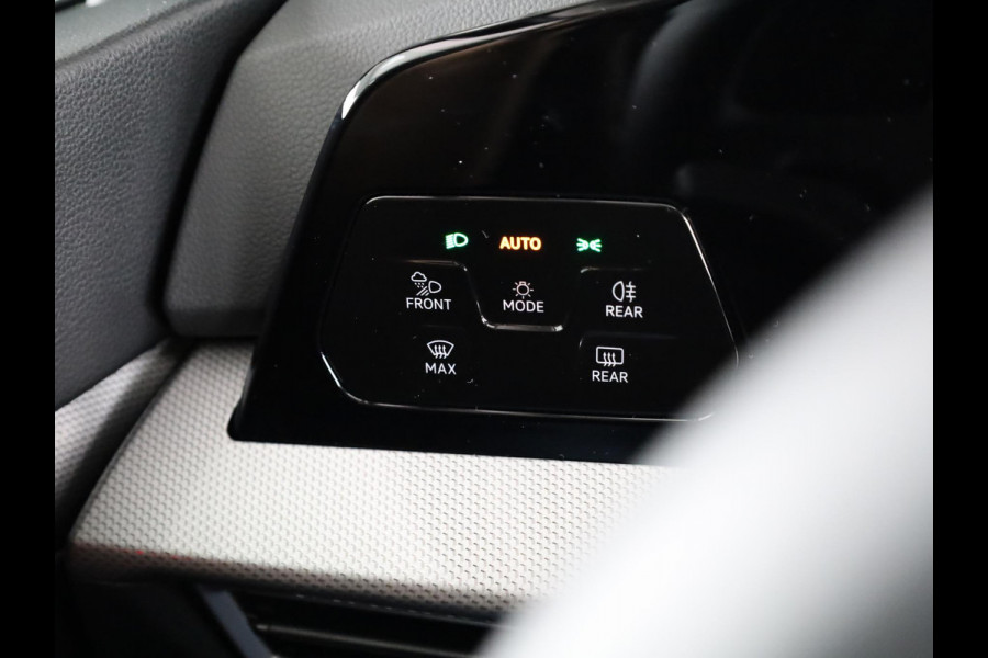Volkswagen Golf 1.5 eHybrid Style Edition 204PK | Panoramadak | Wegklapbare trekhaak | Sportonderstel | Led matrix | Stoelverwarming | 18 Inch | Verlengde garantie