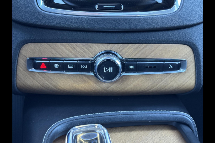 Volvo XC90 2.0 T8 Twin Engine AWD Inscription / 7 Persoons / Panoramadak / Luchtvering / Trekhaak / 20 Inch / Harman Kardon / Comfortstoelen / Stoelverwarming / Achteruitrijcamera / LED / Elektrisch Verstelbare Stoelen