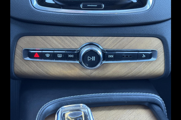 Volvo XC90 2.0 T8 Twin Engine AWD Inscription / 7 Persoons / Panoramadak / Luchtvering / Trekhaak / 20 Inch / Harman Kardon / Comfortstoelen / Stoelverwarming / Achteruitrijcamera / LED / Elektrisch Verstelbare Stoelen